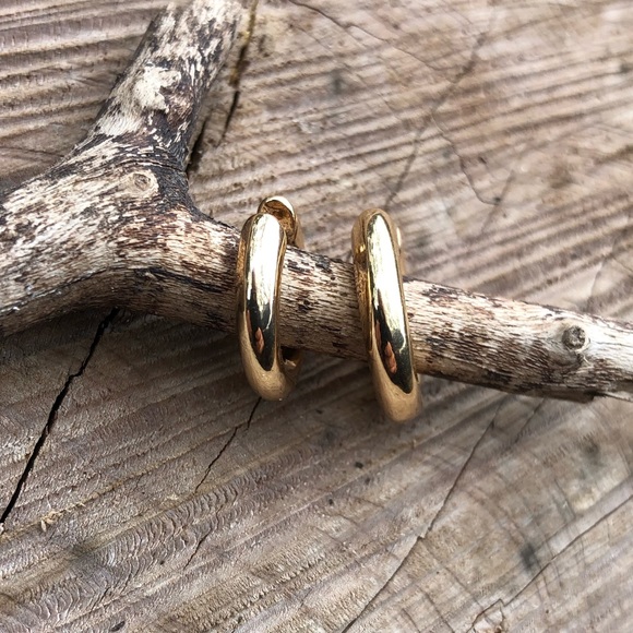 ✨Haydyn Gold Cuff Earrings!🌙 - Picture 3 of 11